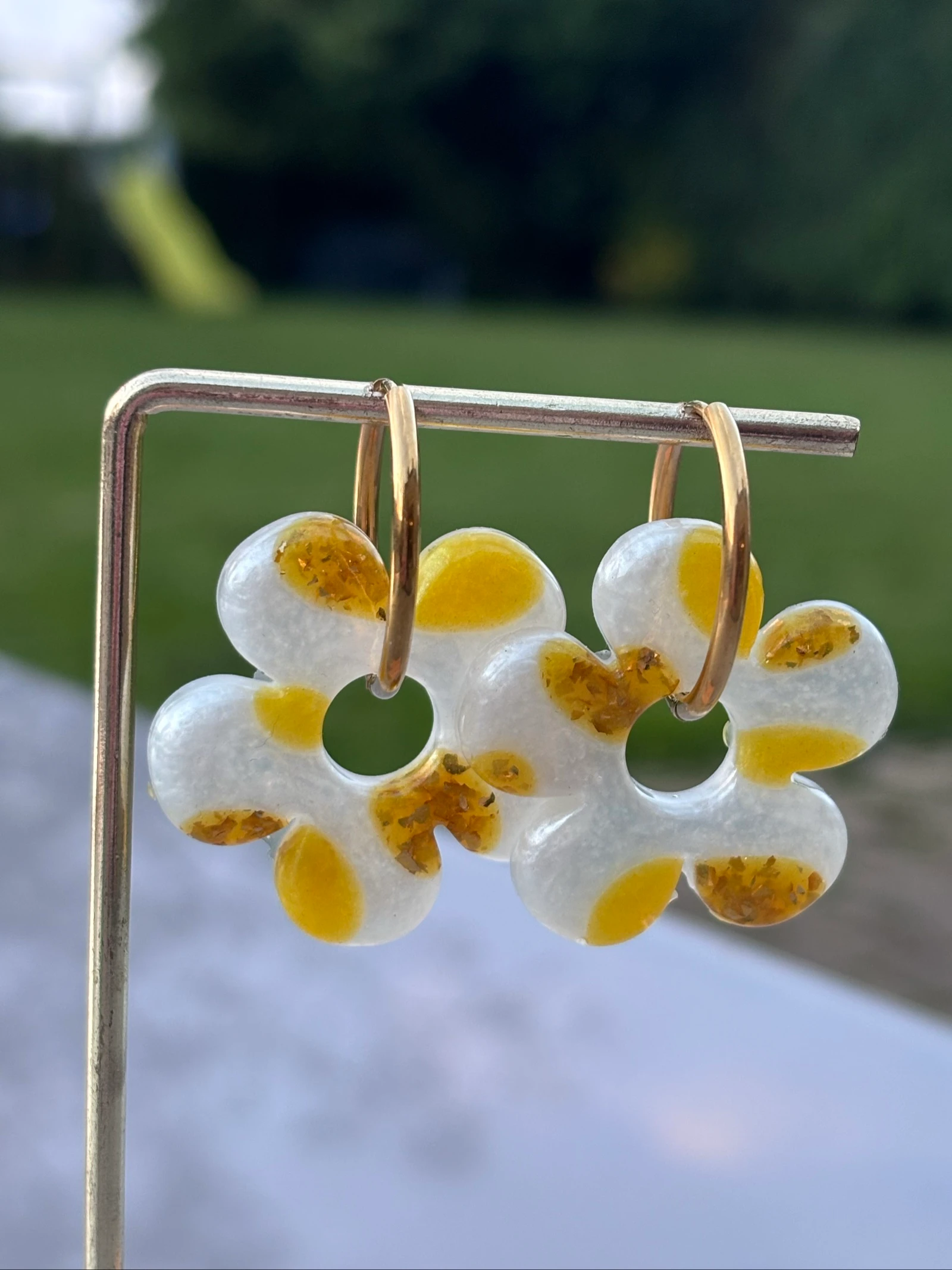 Grande fleur avec créole